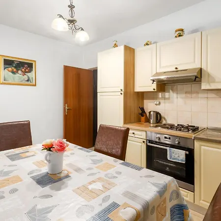 1 Bedroom Amazing In Appartamento Porec